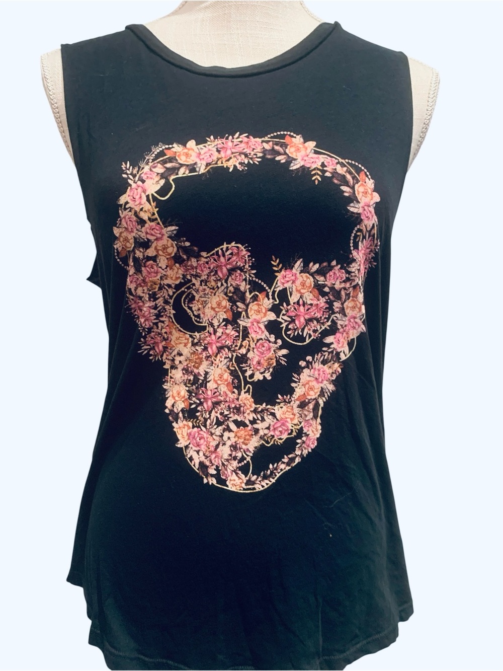 💕CHRLDR💕NWT! FLOWER SKULL MUSCLE TEE. EXCELLENT CONDITION!